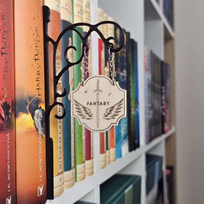 📚 Každý čtenářský svět má své místo… Naše dřevěné žánrové cedulky do knihovny dodají vašim policím řád i osobitý styl ✨ Ať...